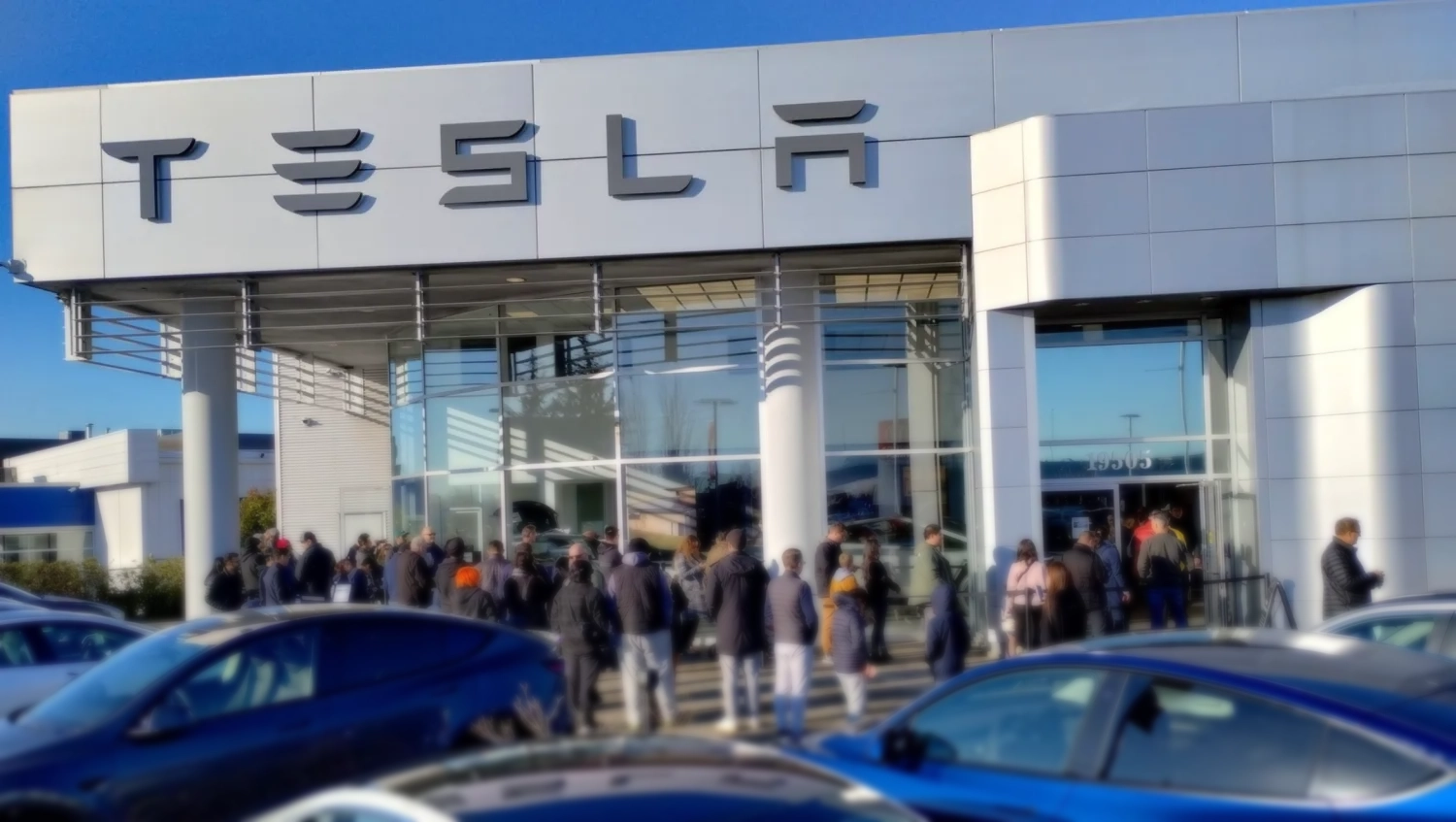 TeslaCybertrucksinshowroomsattractlargecrowds
